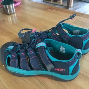 Keen sandals youth size 4